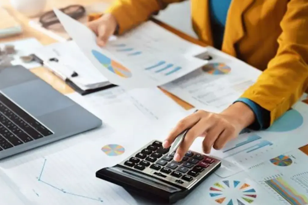 Accounting Professionals in Toronto: What Qualifies Someone to Handle Your Finances