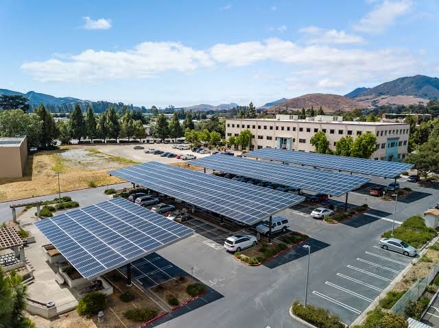 Why Are More Columbus Businesses Choosing Commercial Solar Panels?